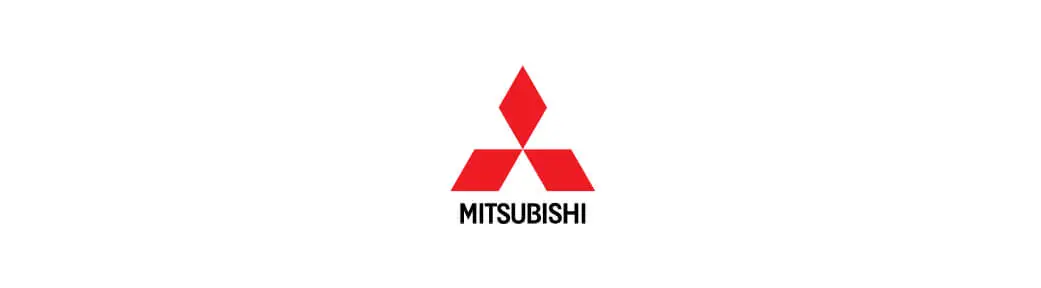 L'image montre le logo Mitsubishi, composé de trois losanges rouges disposés pour former un triangle. Sous le logo, le nom « Mitsubishi » est écrit en lettres majuscules noires. Le fond est blanc.